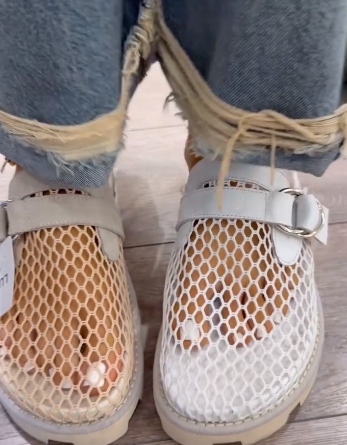Slip-on mules with breathable mesh soles