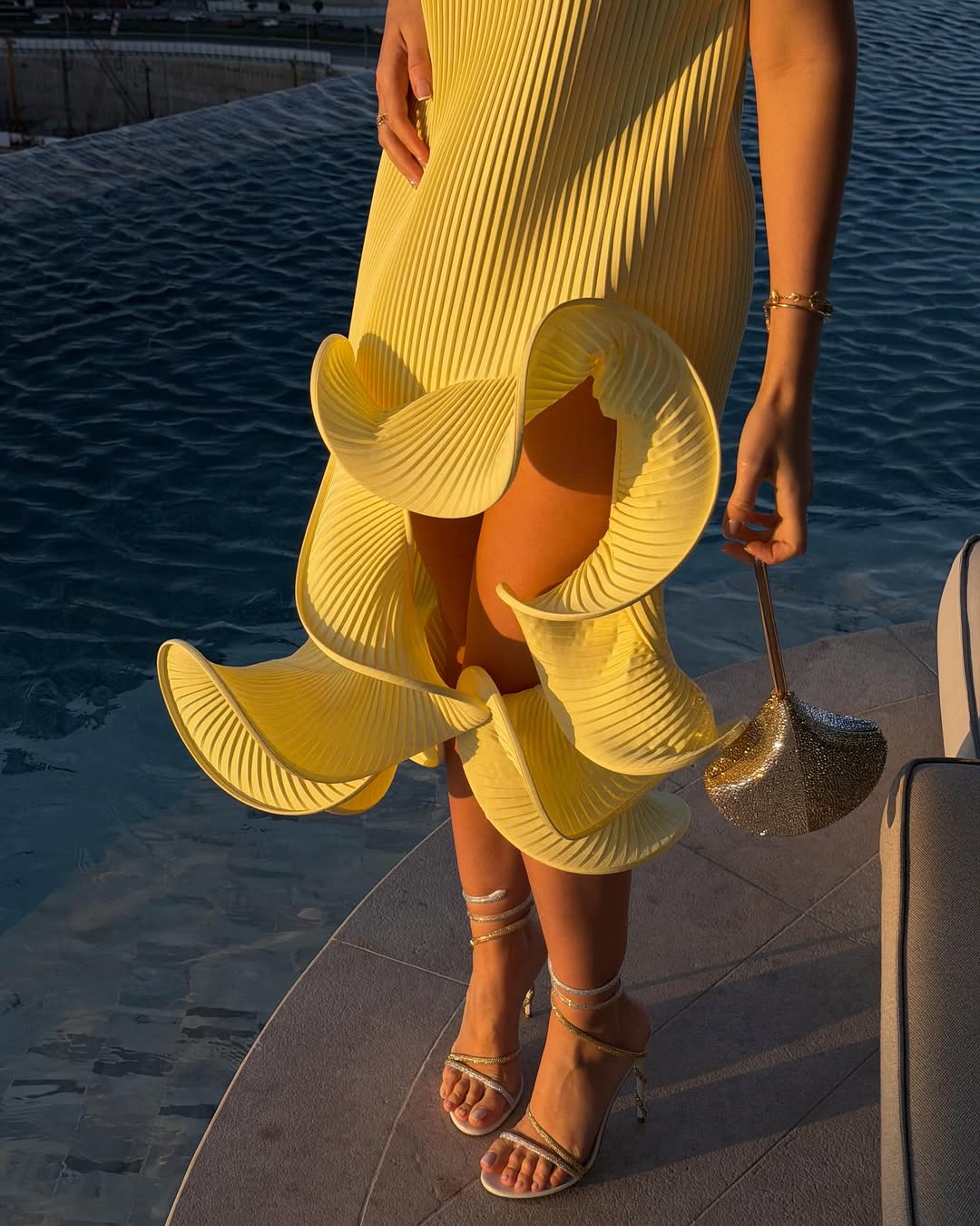 Irregular ruffle sleeveless tie-waist fitted dress