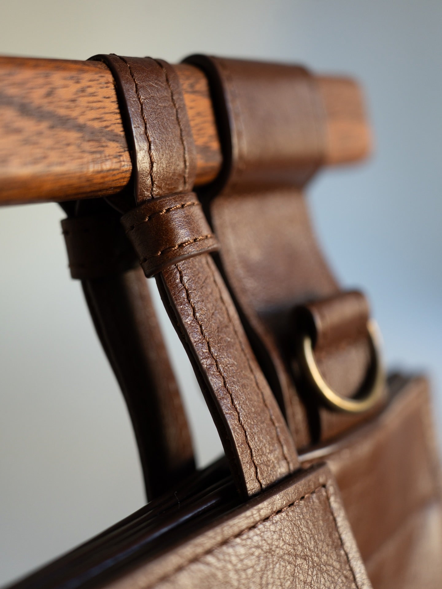 Detachable magnetic wooden handle bag