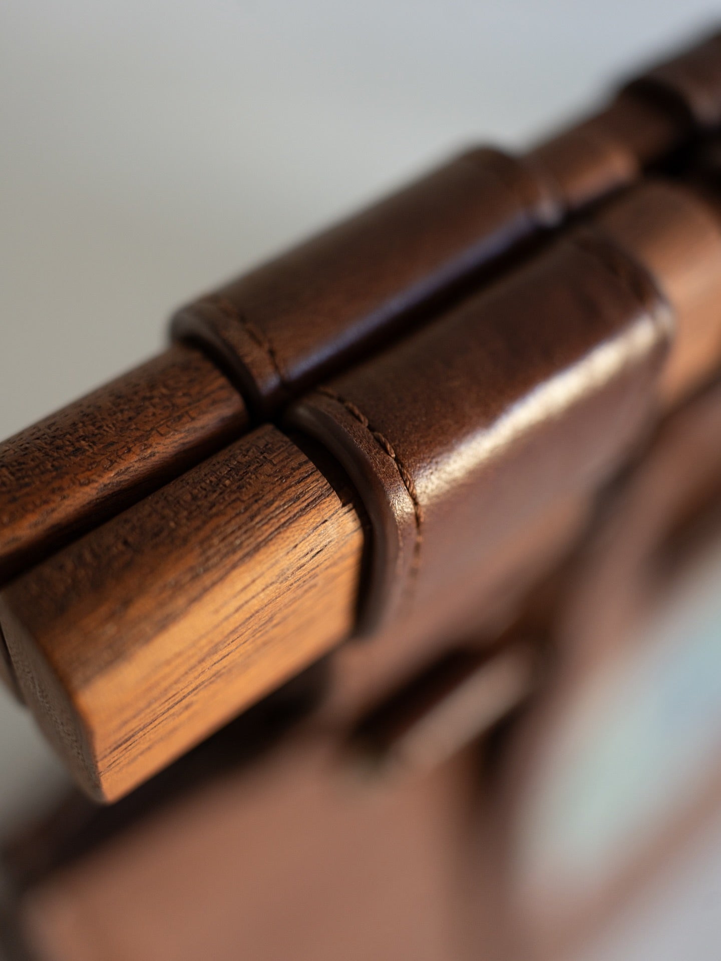 Detachable magnetic wooden handle bag