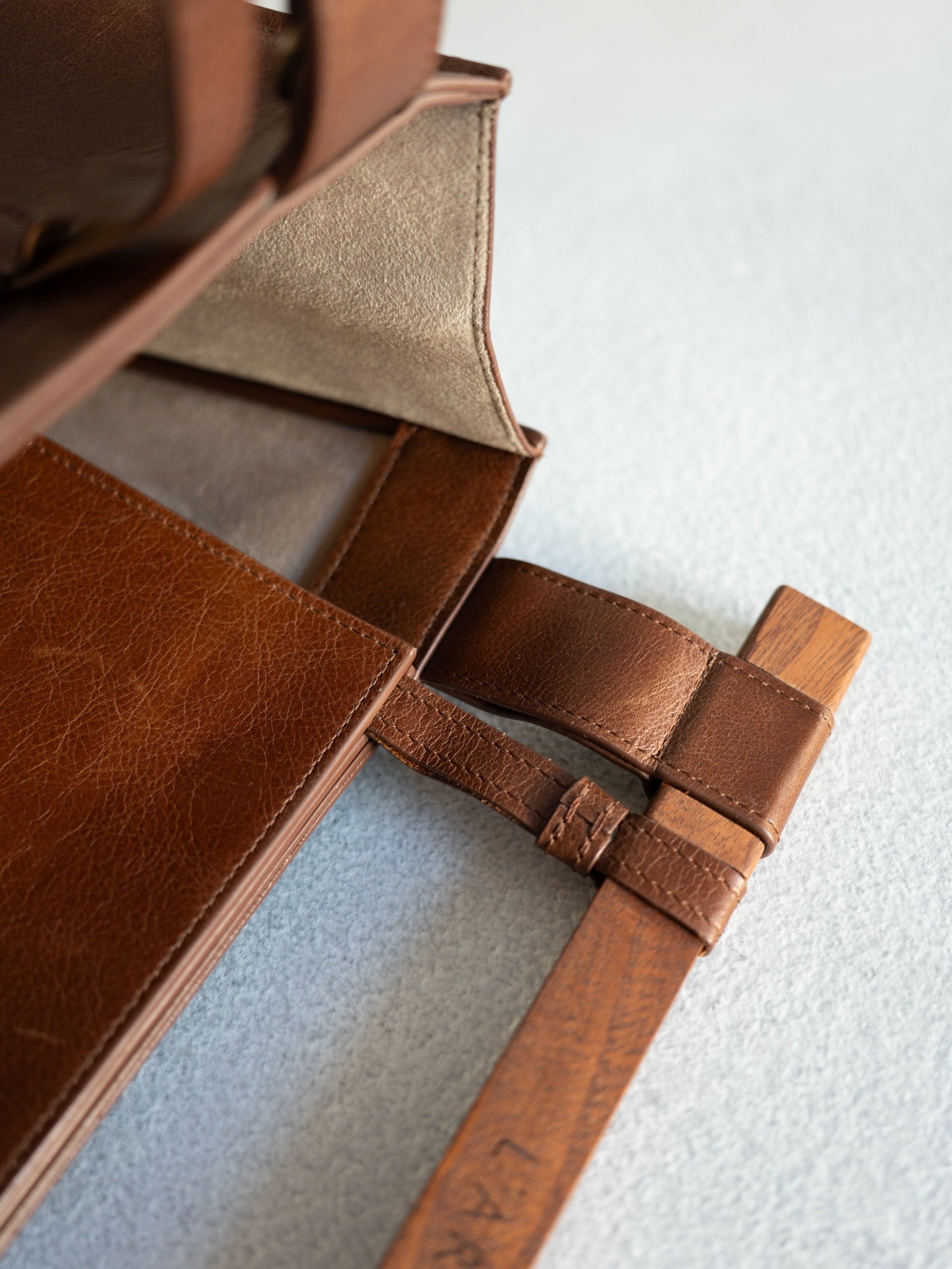 Detachable magnetic wooden handle bag