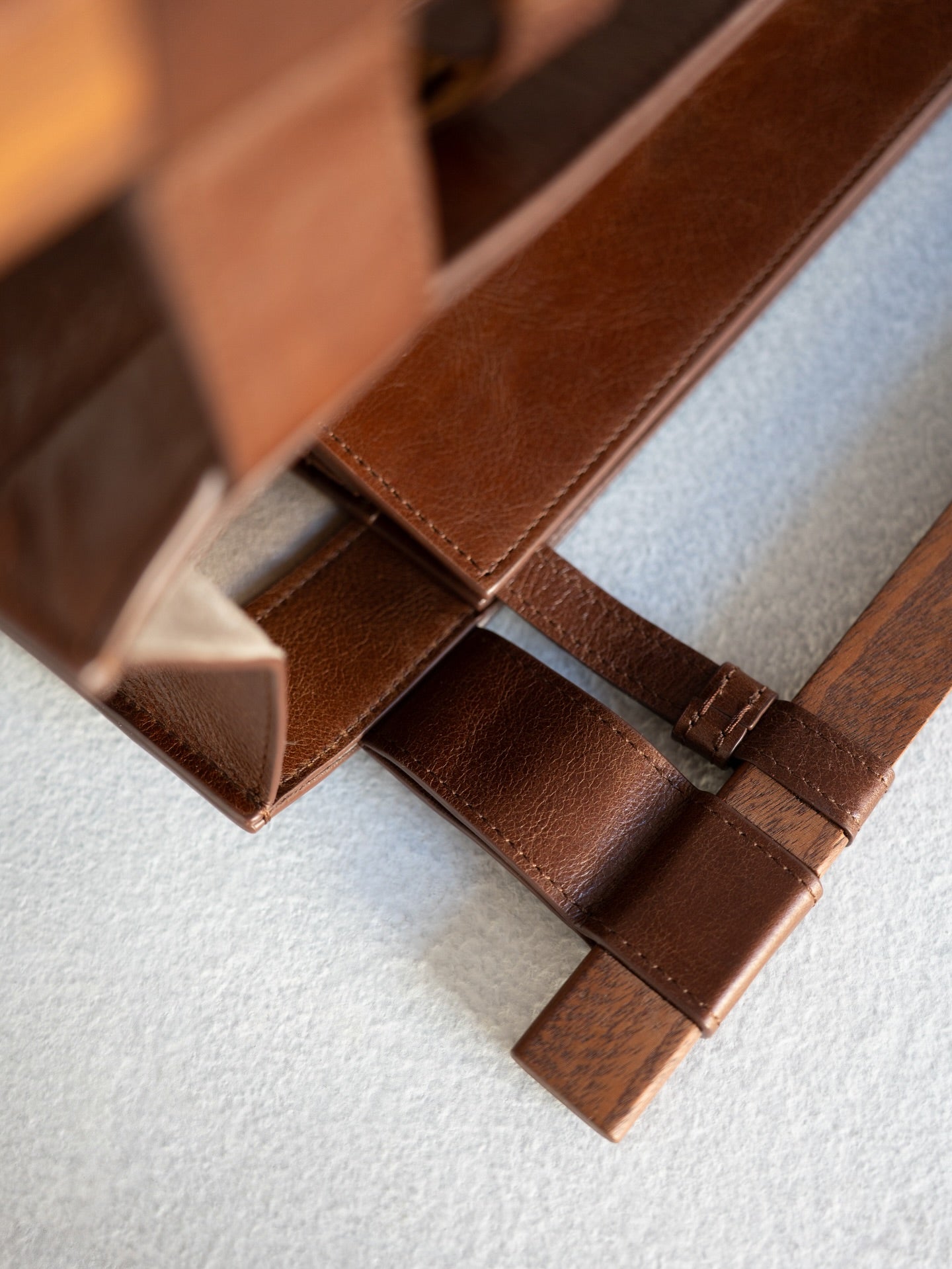 Detachable magnetic wooden handle bag